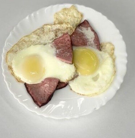 Яичница с колбасой