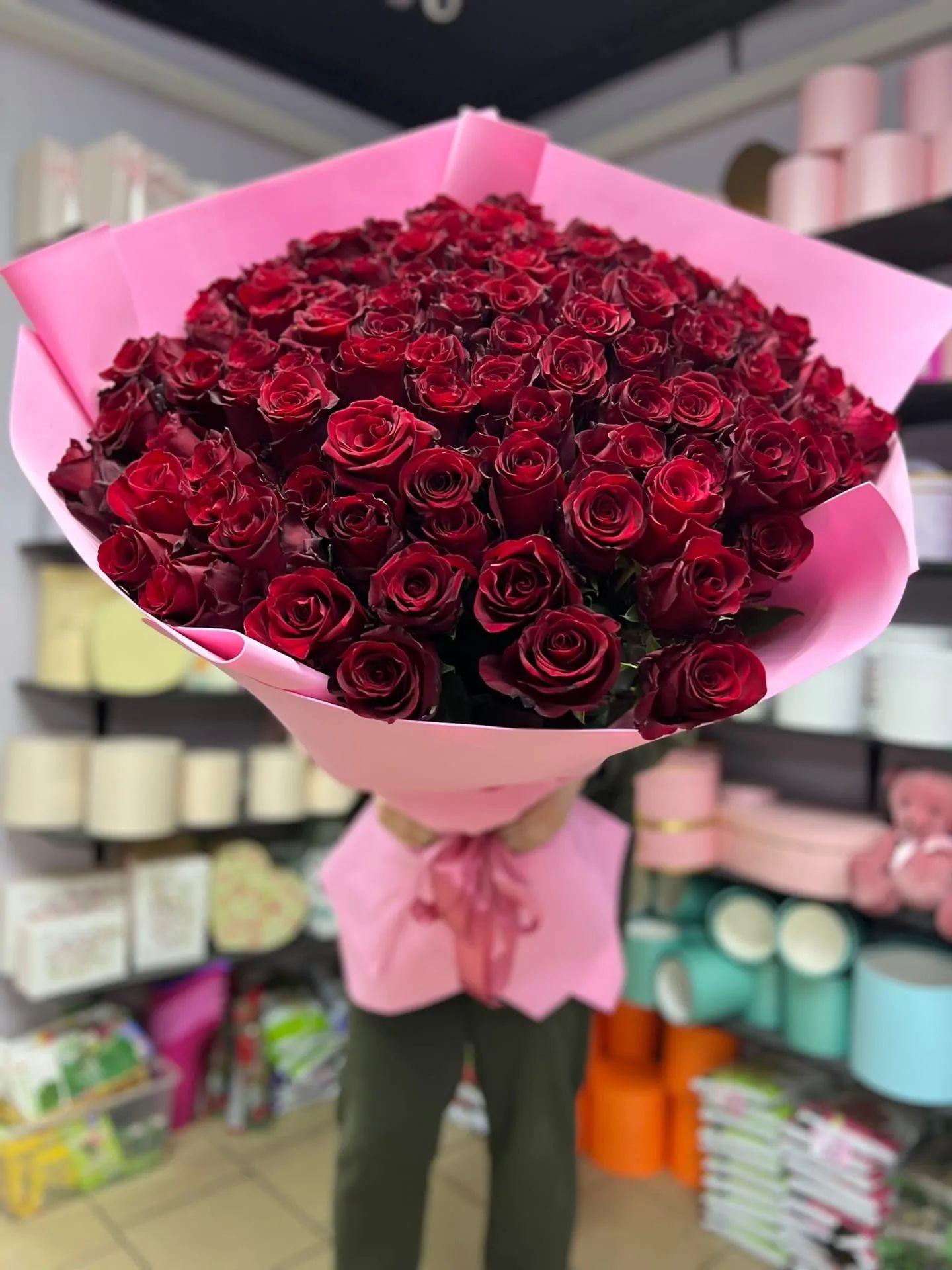 Букет из 101 темно-бордовой розы 70 см в нежно-розовом фоамиране