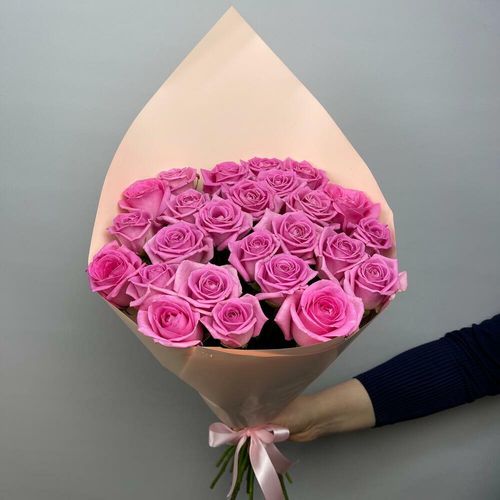 25 розовых роз