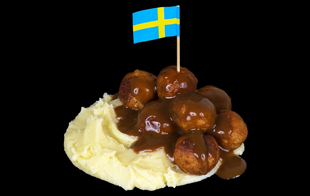 Фрикадельки куриные с пюре под соусом Деми глас