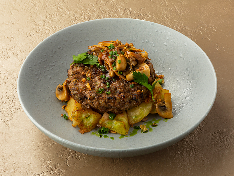 Бифштекс с картофелем, грибами и соусом демиглас