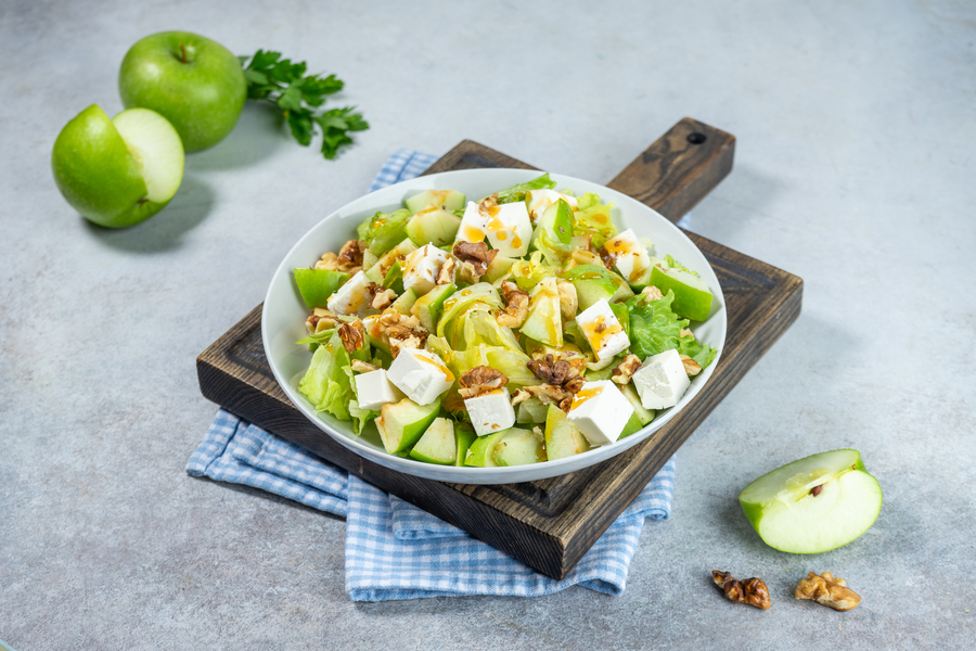 Салат с яблоком, орехами и фетой