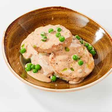 Котлетки из индейки с пюре и горошком