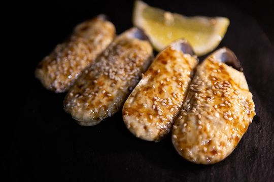 Запеченные мидии с фирменным соусом