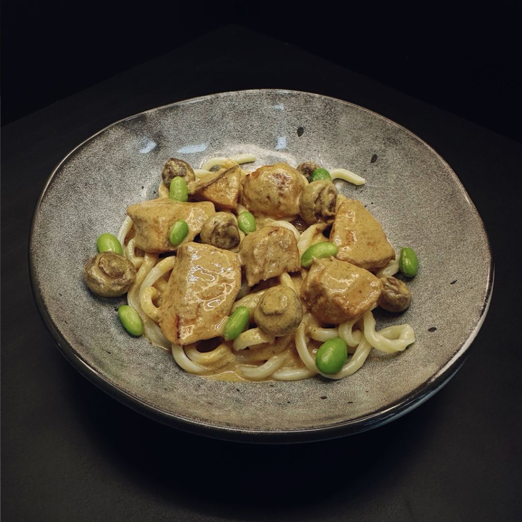 Сливочная курица с лапшой ручной лепки