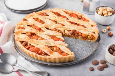 Пирог с вялеными абрикосами и орехами