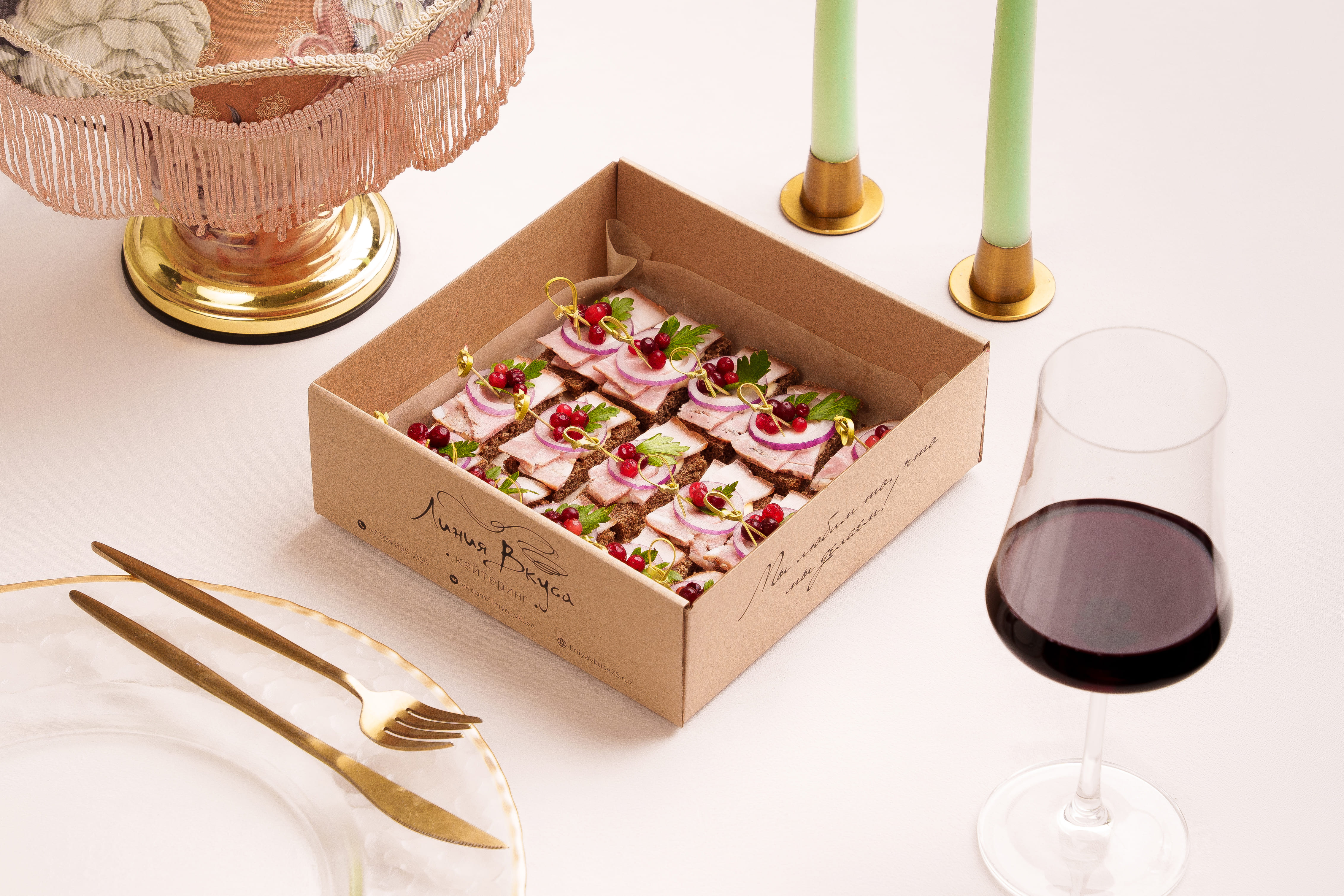 Закуска с копчёной грудкой на ржаном тосте с горчичным муссом,мороженой брусникой и красным луком