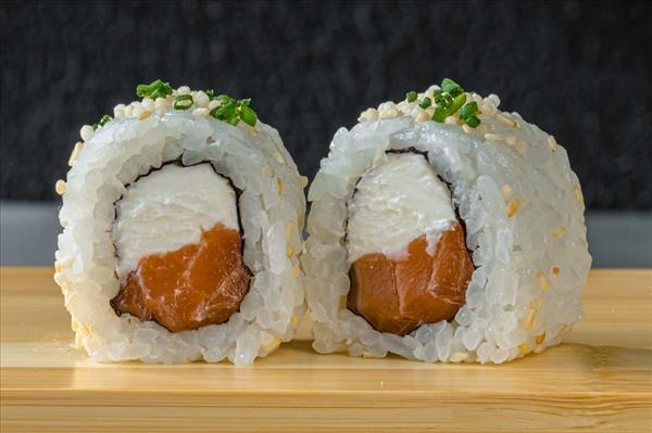 Ролл из лосося с сыром Филадельфия и луком