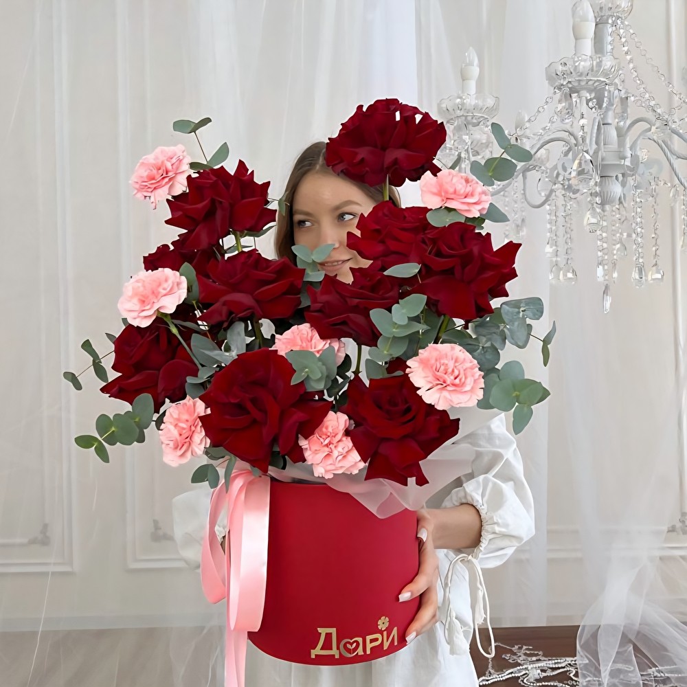 №129 Французкие розы с розовыми диантусами и эвкалиптом в коробочке L