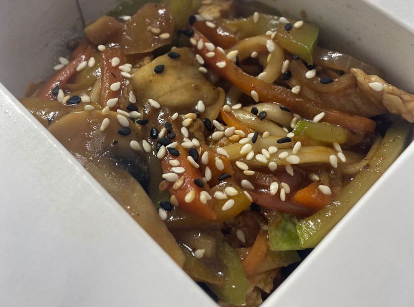 Удон с курицей и овощами