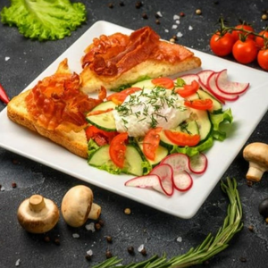 Салат с беконом и яйцом пашот