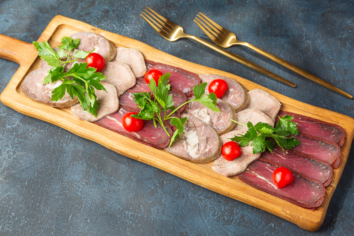 Мясная тарелка с говяжьим языком