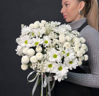 Нежный букет микс из ромашковой хризантемы, сантини и гипсофилы