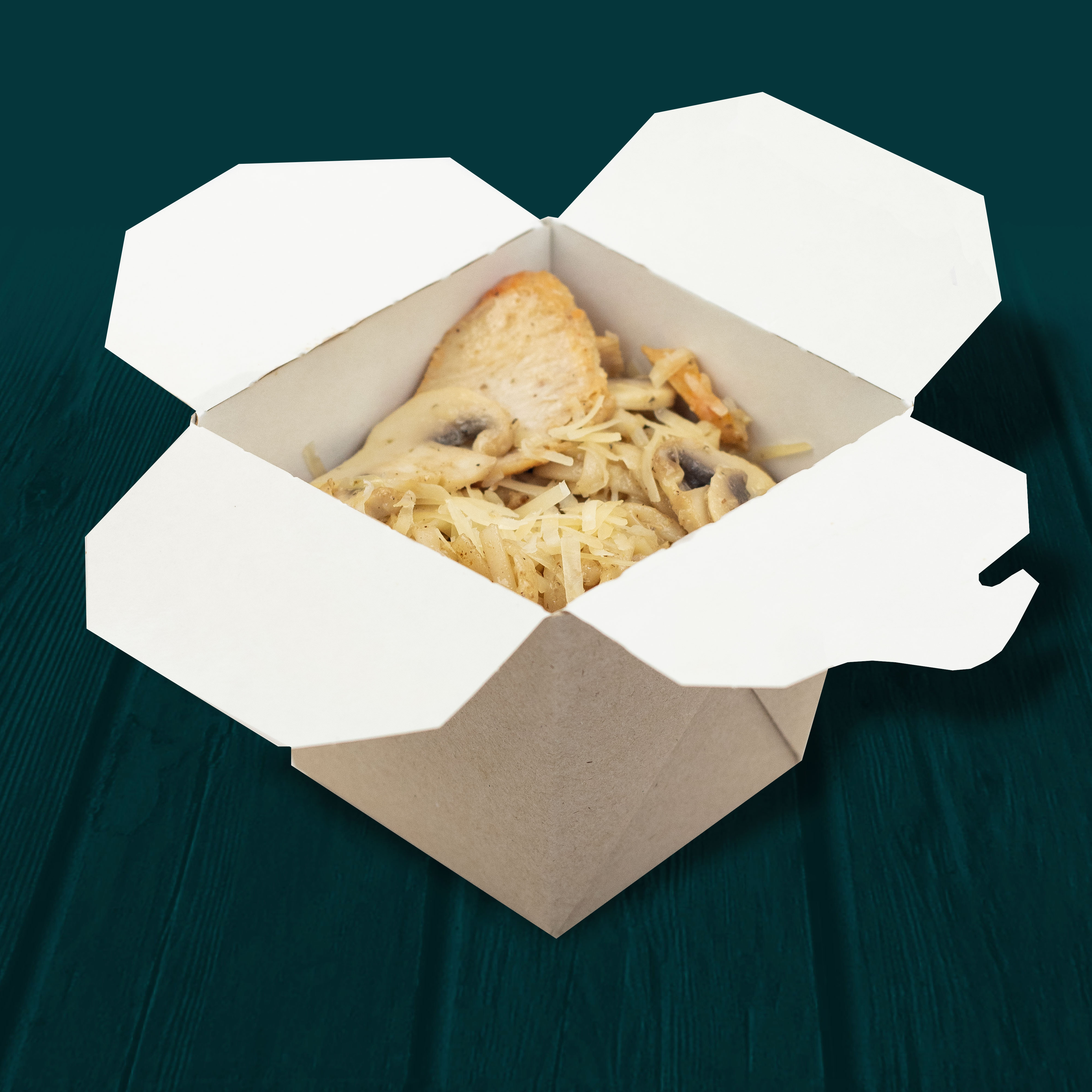 Паста сливочная с грибами и курицей