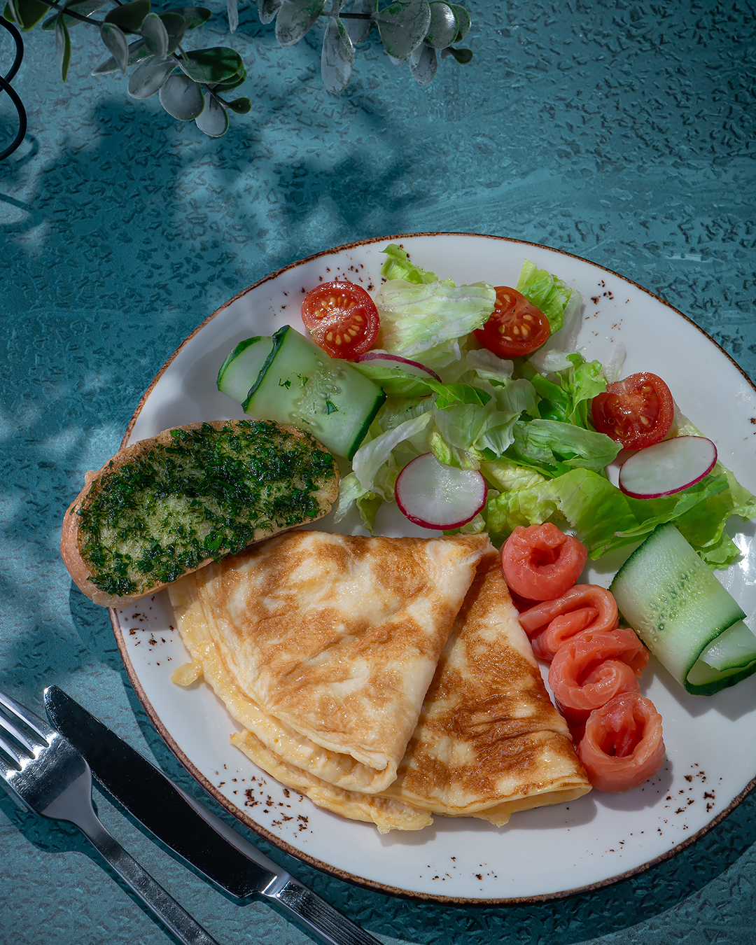 Омлет с лососем, чиабаттой и песто