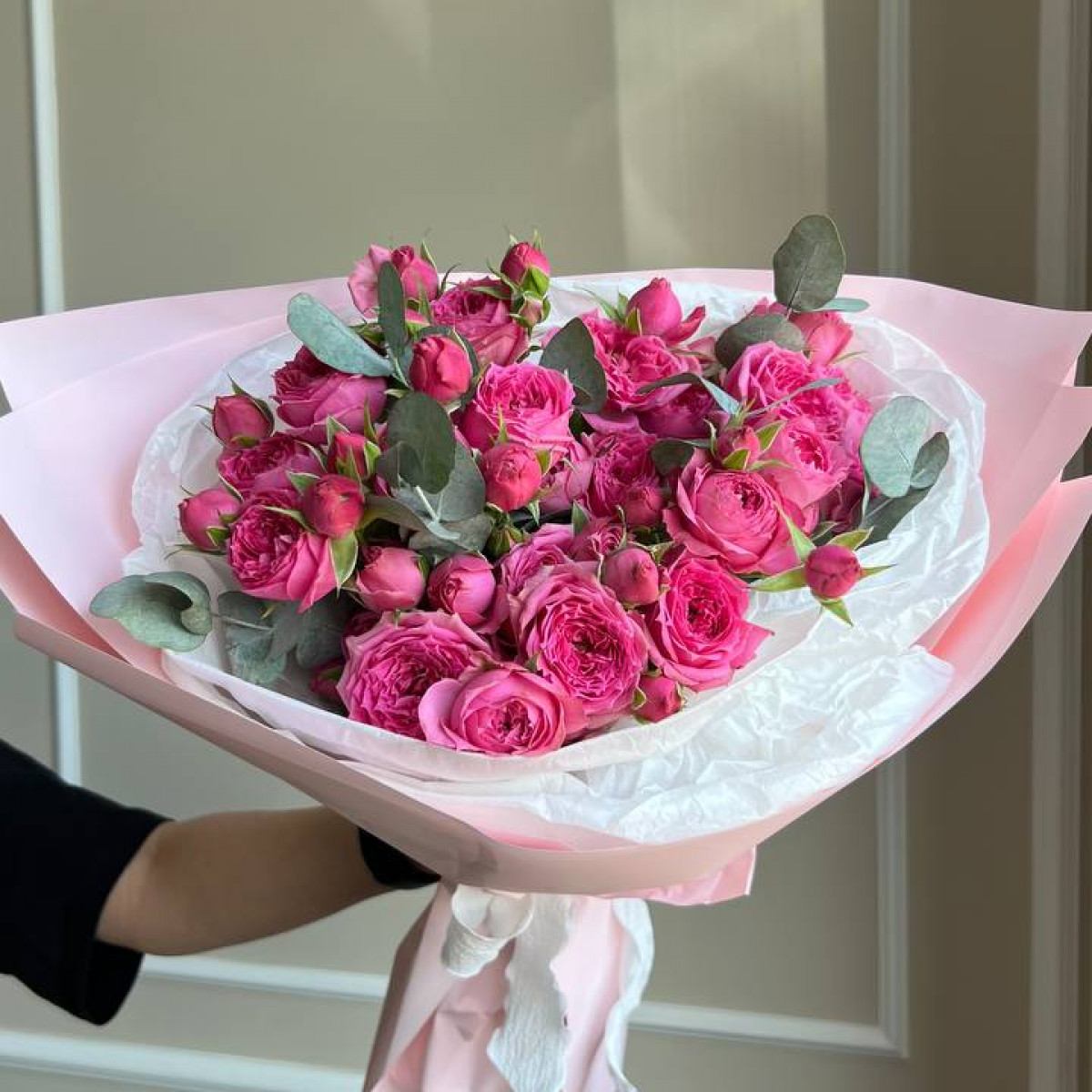 Моно букет из пионовидных роз 