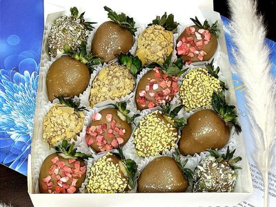 Клубника в молочном шоколаде ассорти