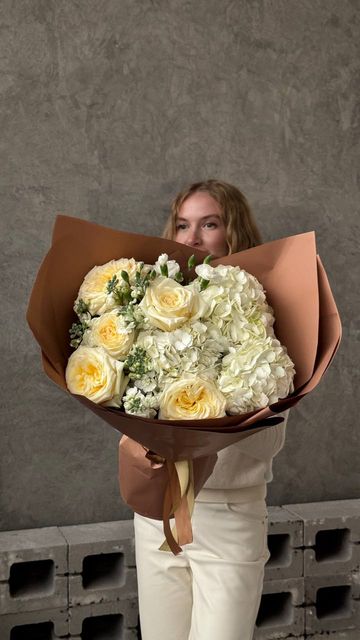 Букет из гортензий, маттиолы и роз