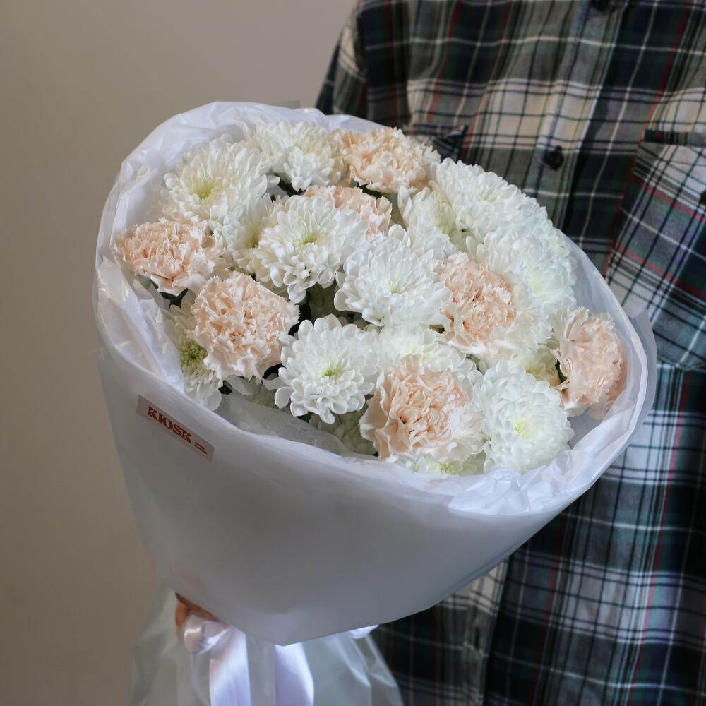 Букет из хризантем и диантусов