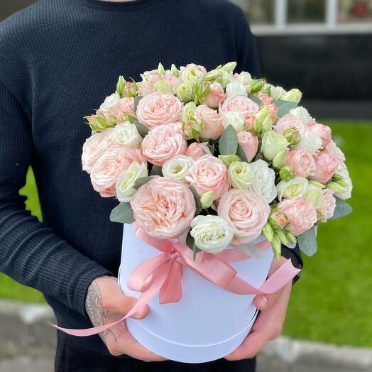 Цветы в коробке кустовая роза и эустома 