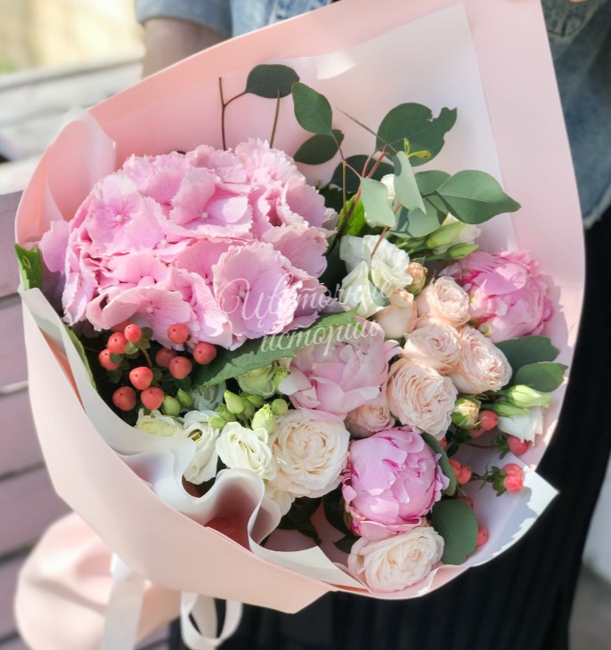 Букет из пионов «Ягодный десерт»