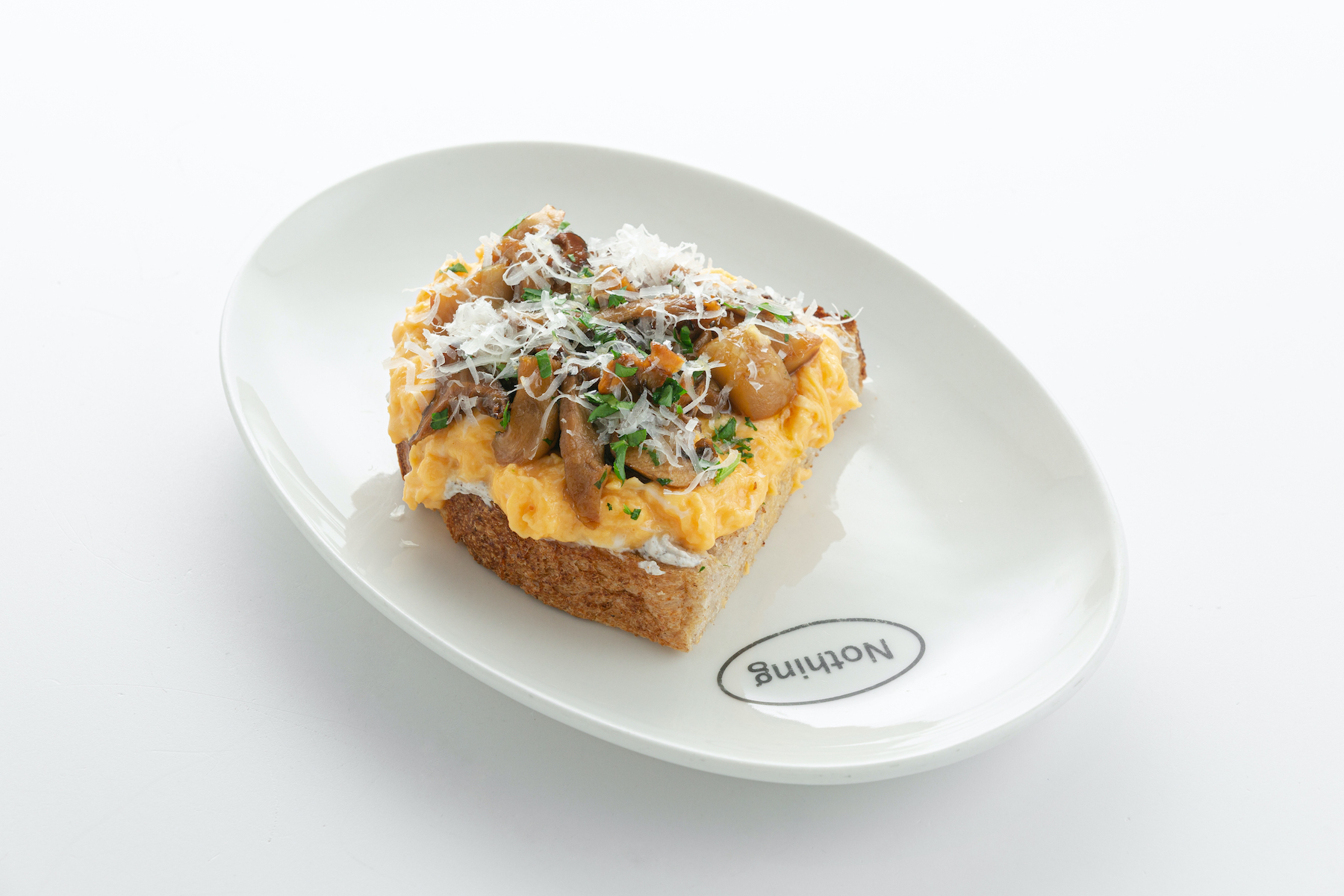 Грибной тост со скрэмблом и пармезаном