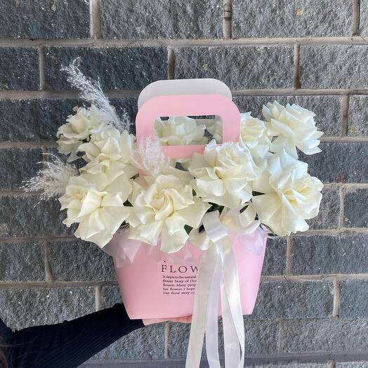 Цветы в коробке из французских роз