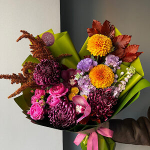 Яркий осенний букет с хризантемами,кустовыми розами и амарантом