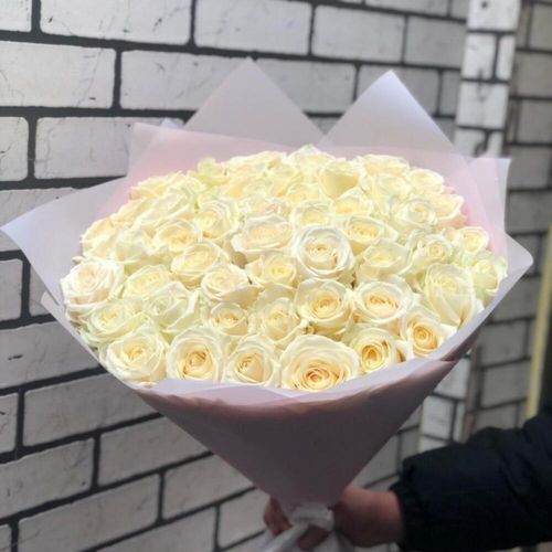 Букет 51 белой розы в белой упаковке 