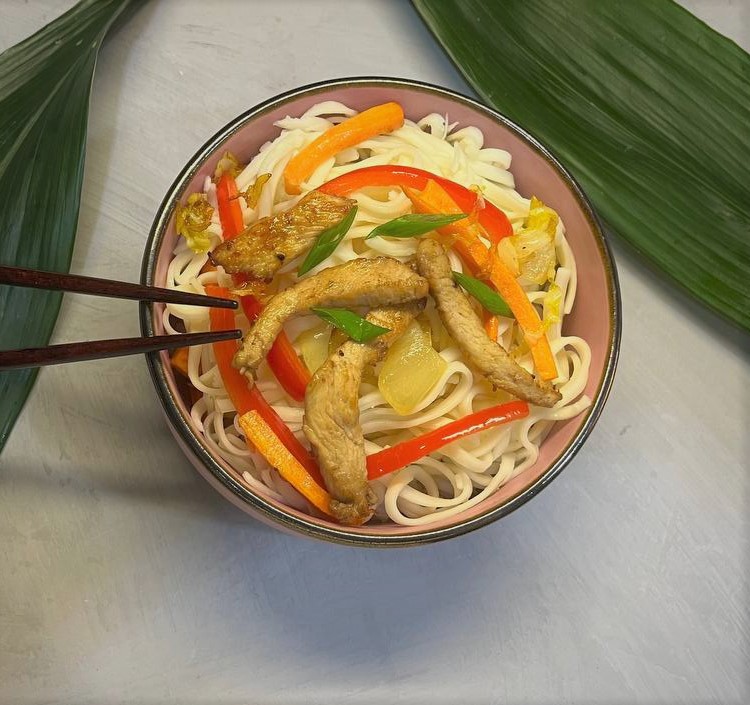 Удон с овощами и курицей