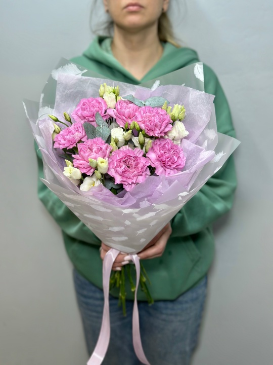 Букет с розовыми гвоздиками и лизиантусом