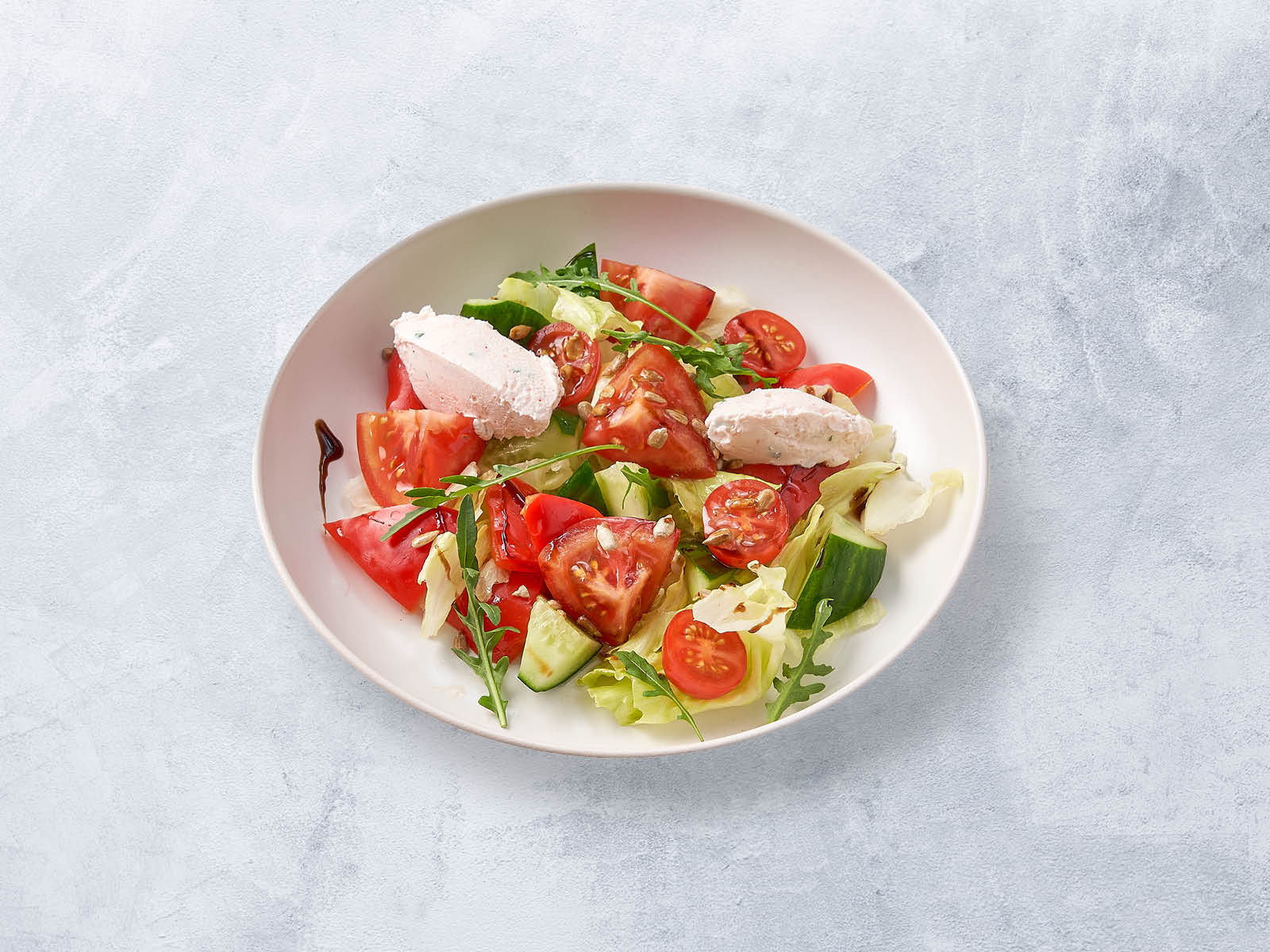 Овощной салат с кремом из феты.