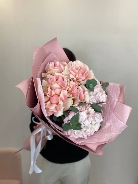 Букет из гортензий и французских роз