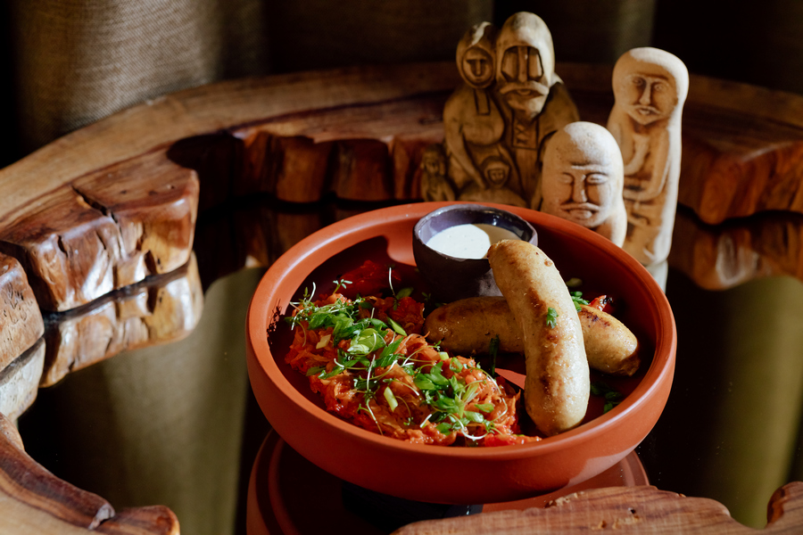 Домашние колбаски с тушеной капустой и перечным соусом