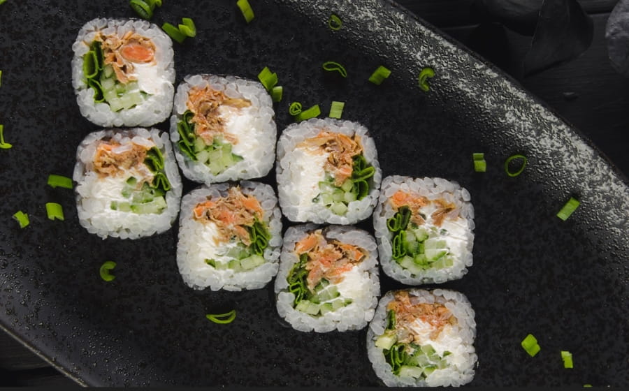 Маки с жареным лососем в соусе терияки