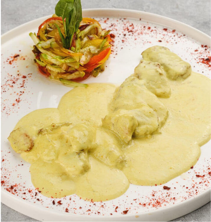 Филе индейки под соусом карри с овощами