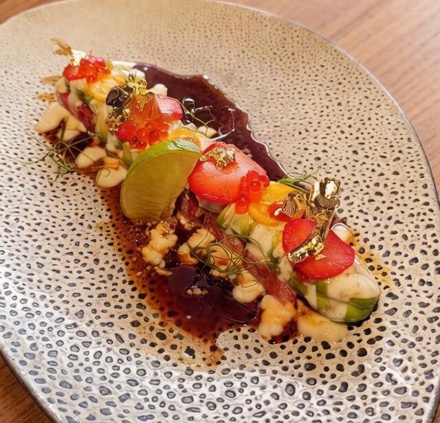 Ролл с арбузом, тунцом, кумкватом и клубникой