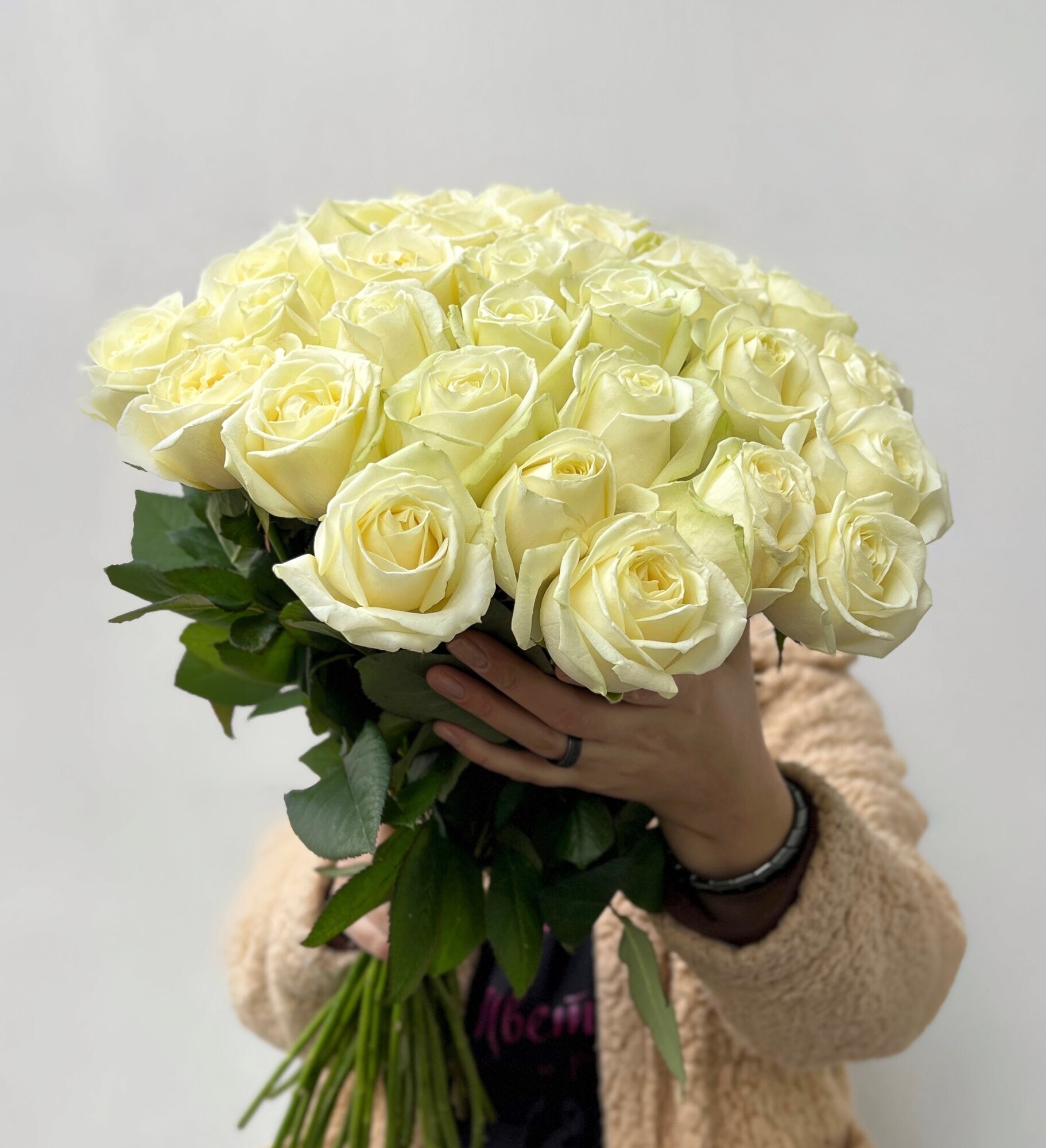 Букет из 35 белых роз 50 см