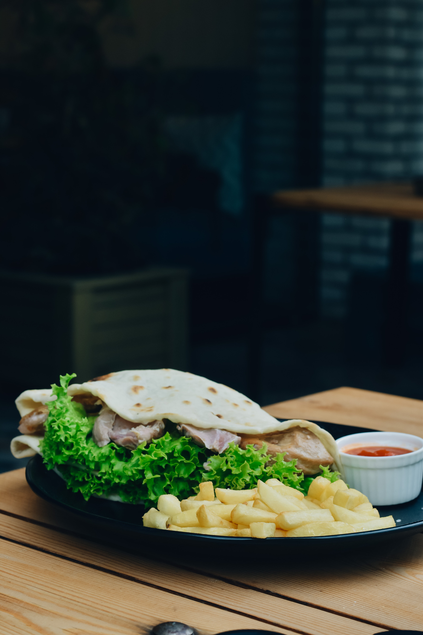 Лепешка с уткой и азиатским соусом