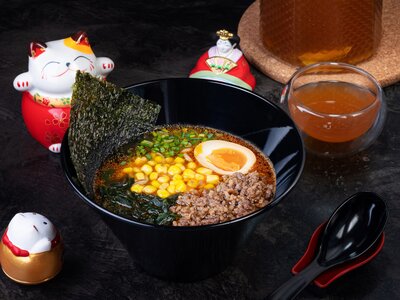 Пряный рамен с кунжутом и говяжьим фаршем