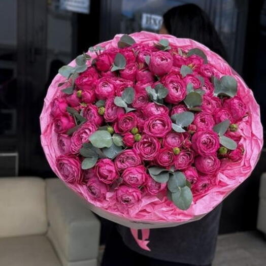 Пионовидная роза с эвкалиптом