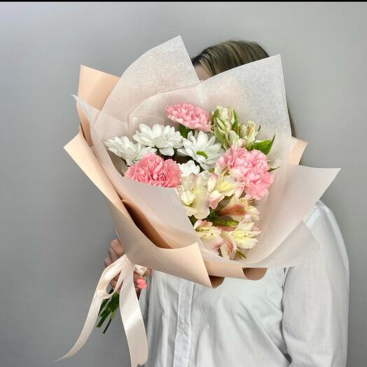 «Пение птиц» букет с хризантемой, альстромерией и диантусами