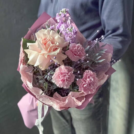 Французкая роза, маттиола и диантусы в авторском букете