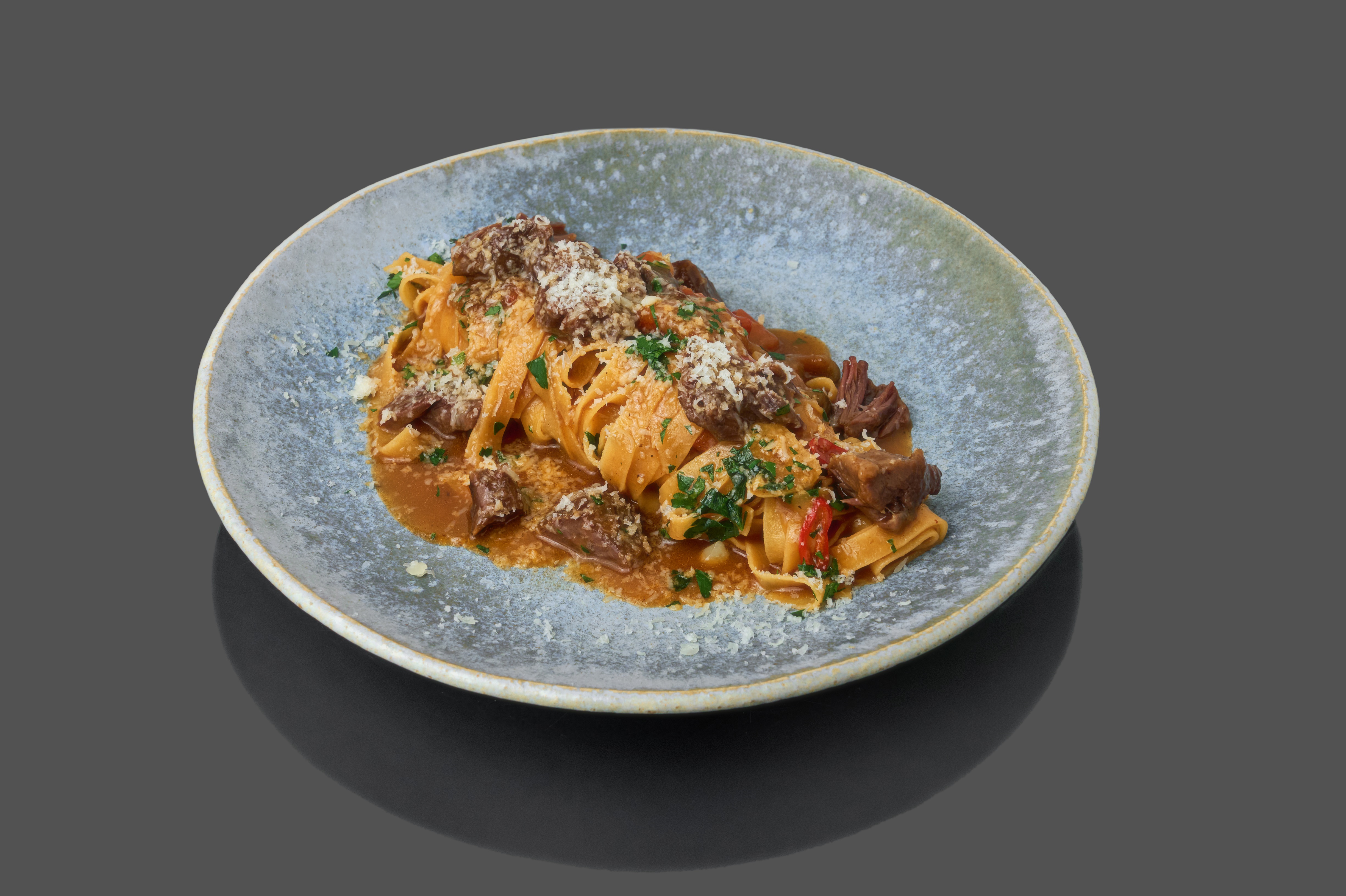 Паста с разварной говядиной и демигляс