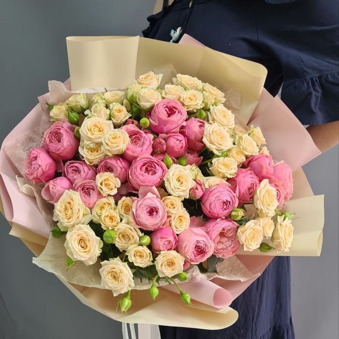 Шикарный букет из кустовых роз