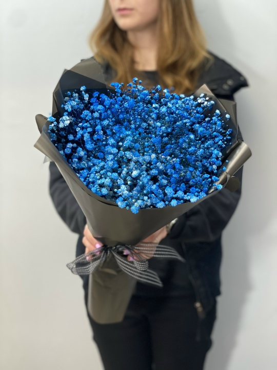 Голубая гипсофила в чёрном оформлении