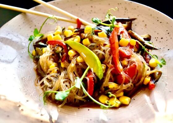 Фунчоза с курицей и кукурузой