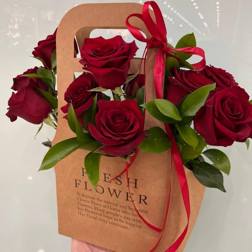 Красные розы для любимой девушки в сумочке "Любовь"