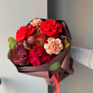 Осенний сборный букет с винной хризантемой