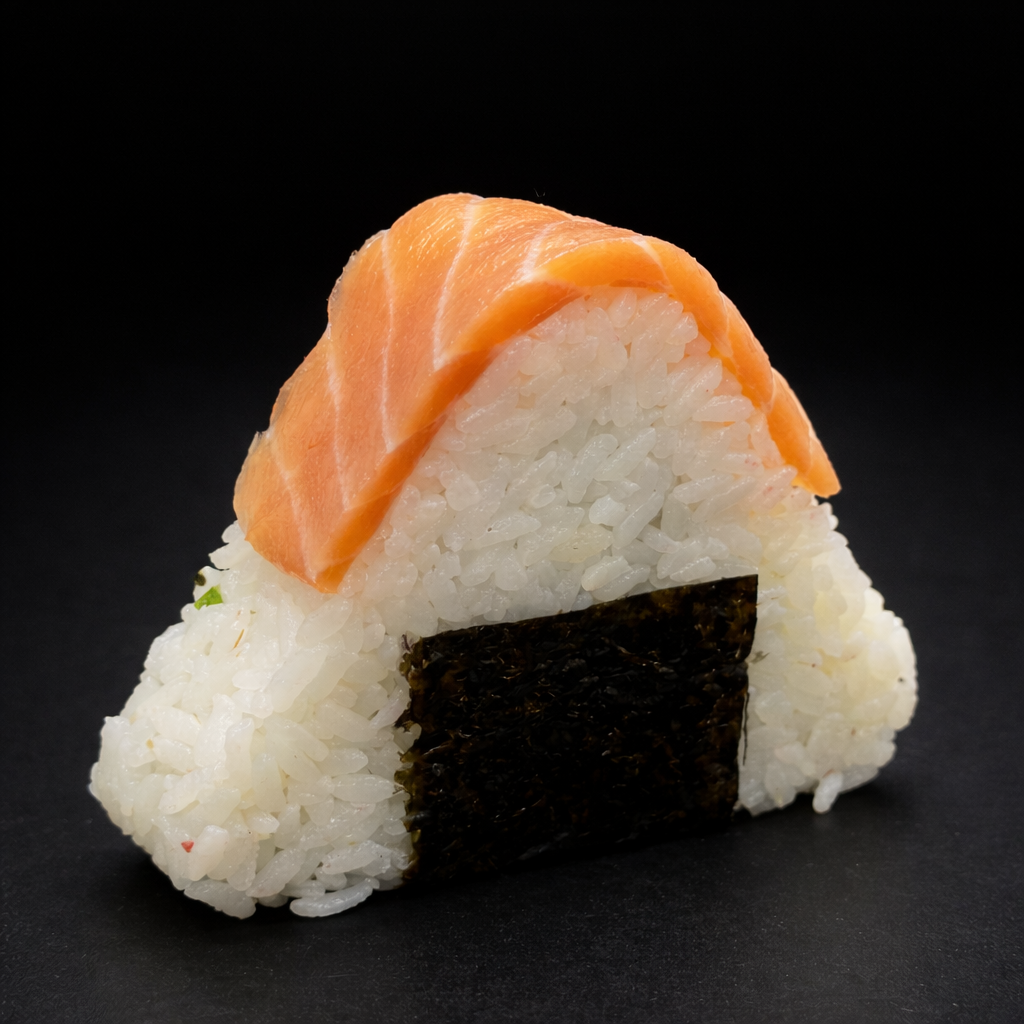 Онигири с лососем